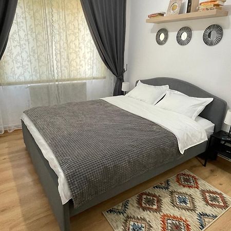Apartament Cina Husi Exterior foto