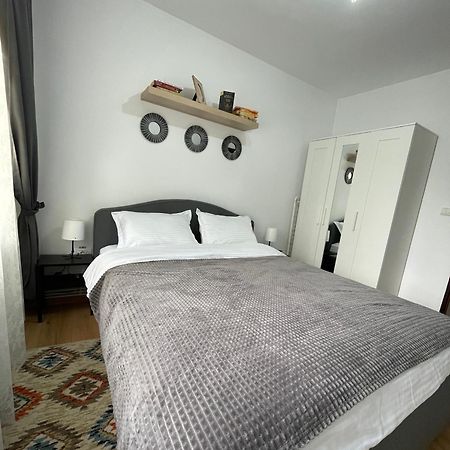 Apartament Cina Husi Exterior foto
